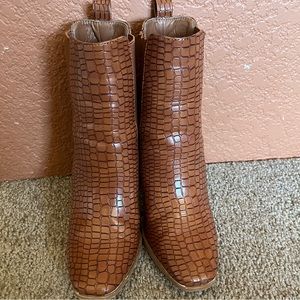 Lulou‘s ankle booties size 6